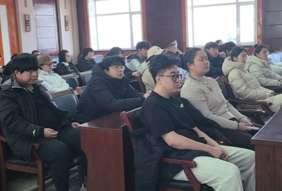 就業(yè)創(chuàng)業(yè)政策宣講會(huì)現(xiàn)場(chǎng) 安圖縣委宣傳部/供圖 就業(yè)創(chuàng)業(yè)政策宣講會(huì)現(xiàn)場(chǎng) 安圖縣委宣傳部/供圖