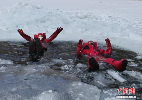 2��5�գ�����ʡ�L������һ헪��صı����Ŀ���������ο�ǰ���w򞡣�ڇ�������������c��������Ŀ�ļtɫ�����b������ȻƯ���ڱ���֮�ϣ����܄e�µı�ѩ��Ȥ�������� �z