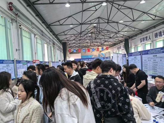 雙選會(huì)現(xiàn)場(chǎng)高校畢業(yè)生絡(luò)繹不絕 安圖縣委宣傳部/供圖 雙選會(huì)現(xiàn)場(chǎng)高校畢業(yè)生絡(luò)繹不絕 安圖縣委宣傳部/供圖