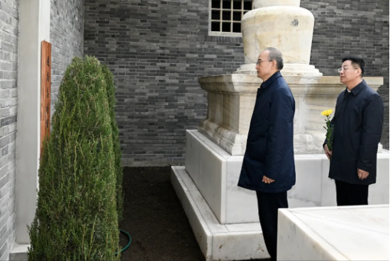 4��5����ʡί��(sh��)ӛ�S��(qi��ng)���w��־��܊�o(j��)���^����Ӣ����׷˼����Ӣ�۲��๦�ף���?y��n)�����?d��)���������ź͇�(gu��)�Ҹ���(qi��ng)��Ӣ�«I(xi��n)���ĸ��������¾���